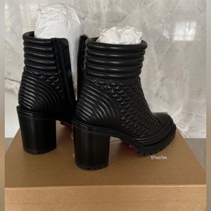 Size 38.5 but run small. Worn ONCE!